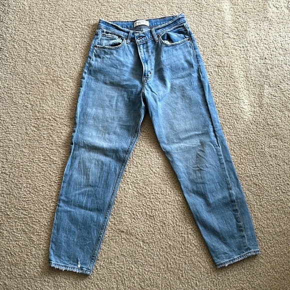 Abercrombie Jeans • Light Wash • Mom High Rise • Size 28 (6) - Picture 2 of 6